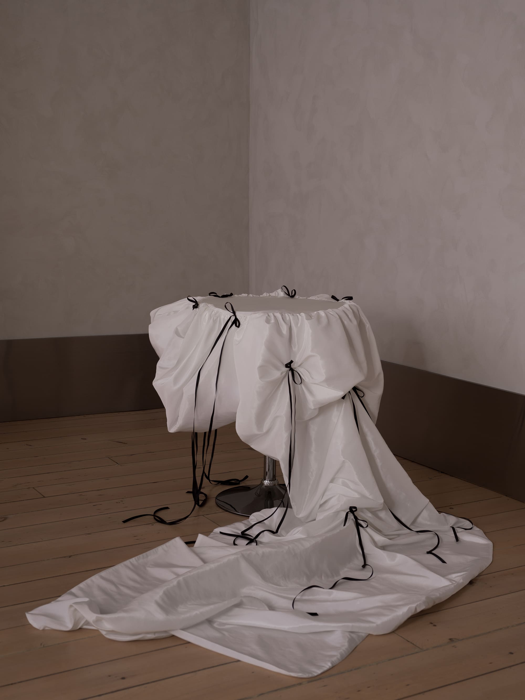 tablecloth with taffeta and bow details