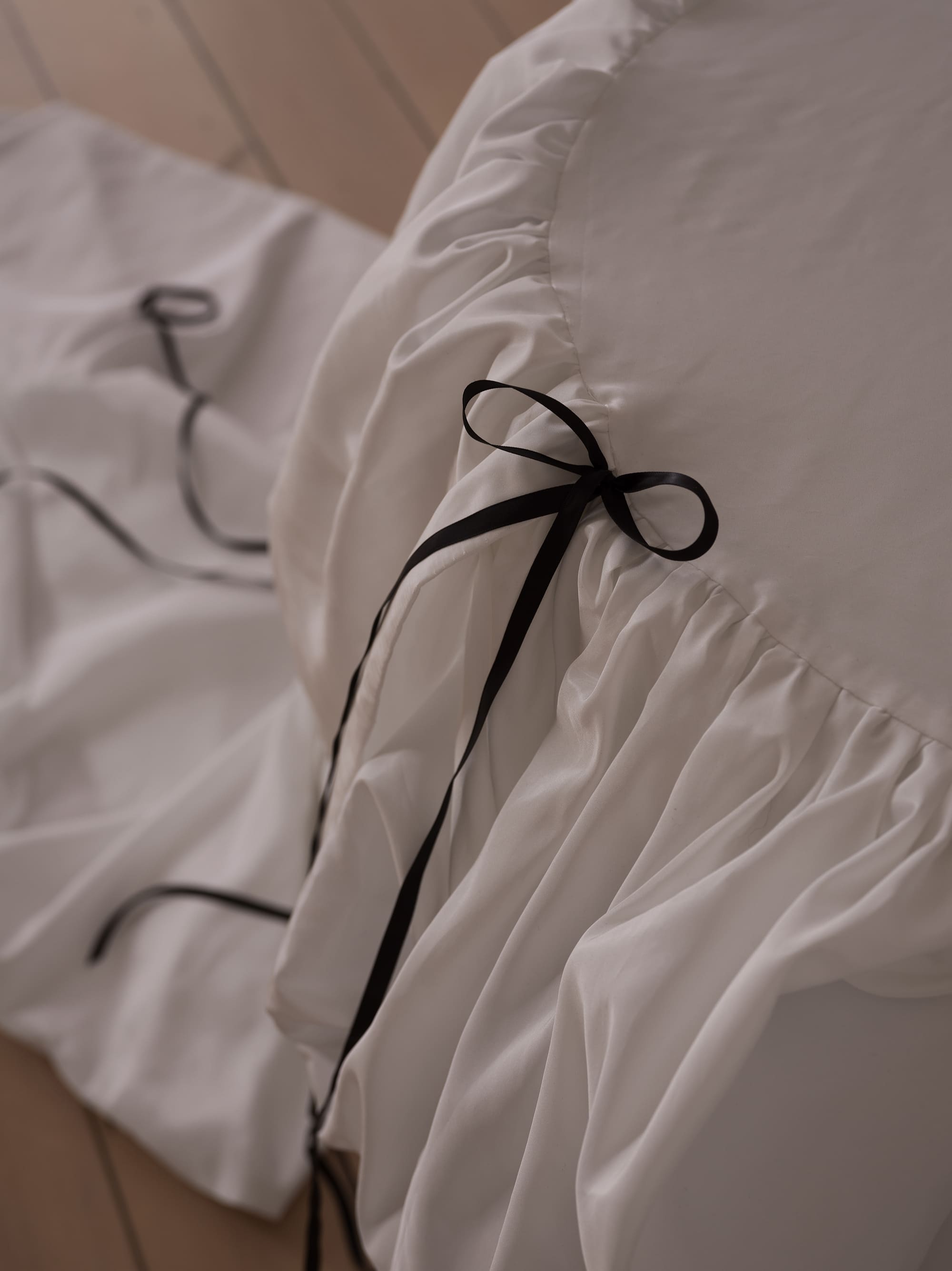 tablecloth with taffeta and bow details