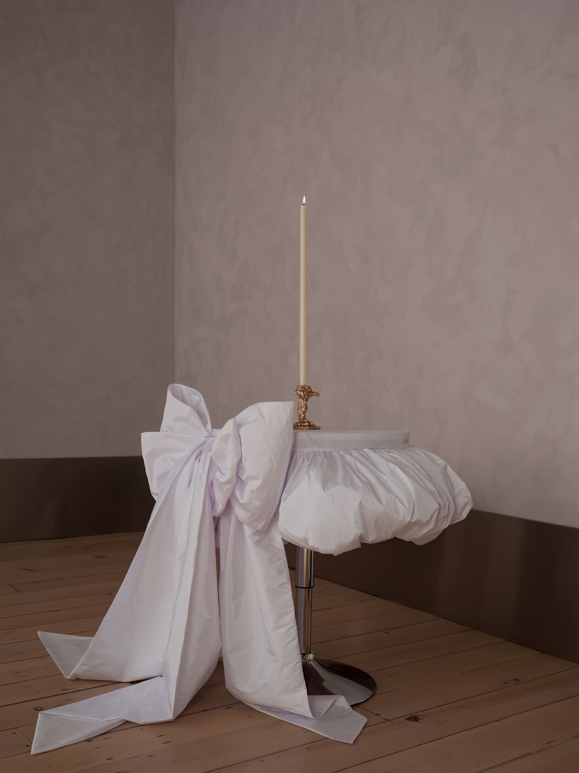 tablecloth with taffeta and a large bow 