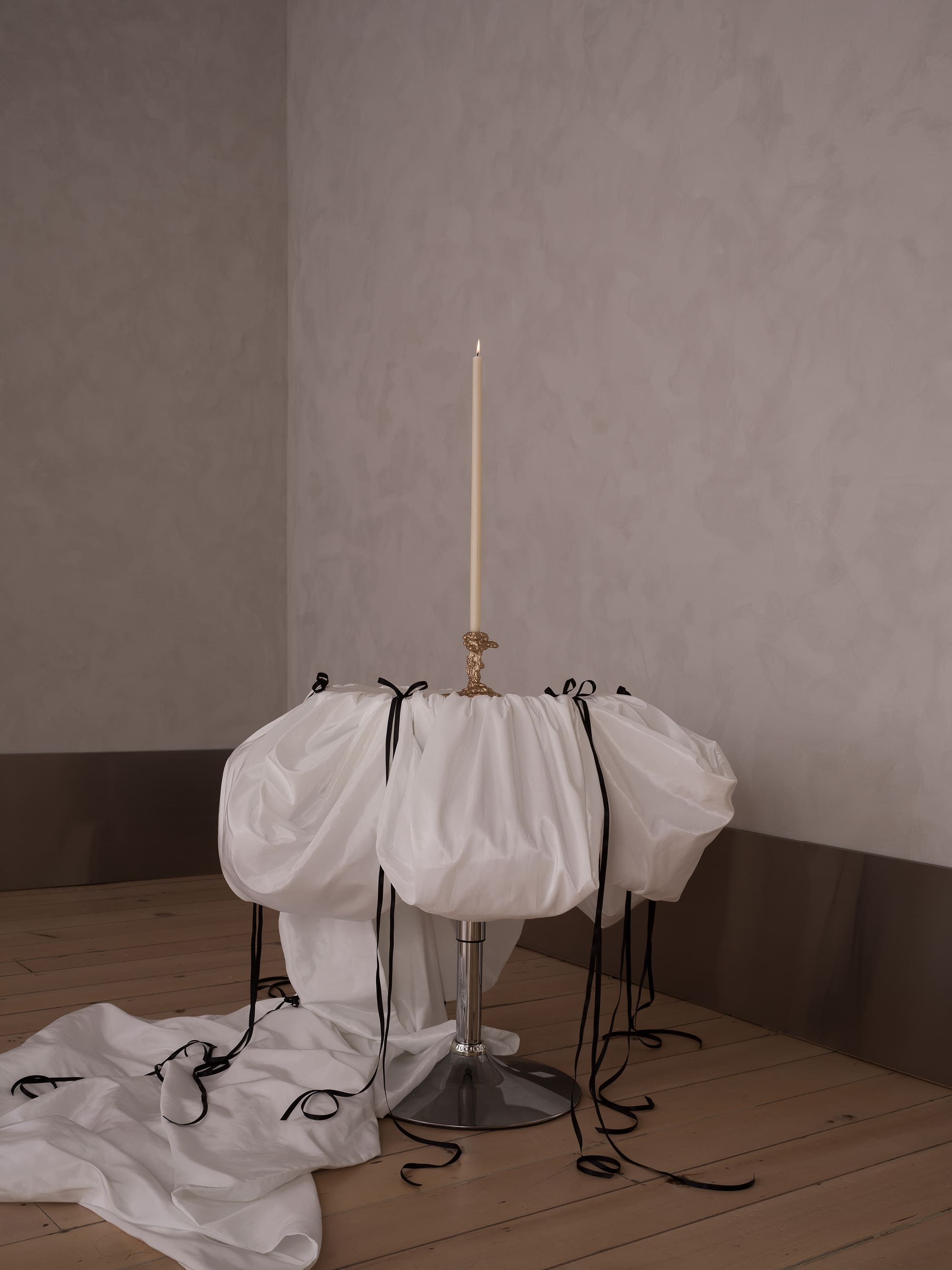 tablecloth with taffeta and bow details