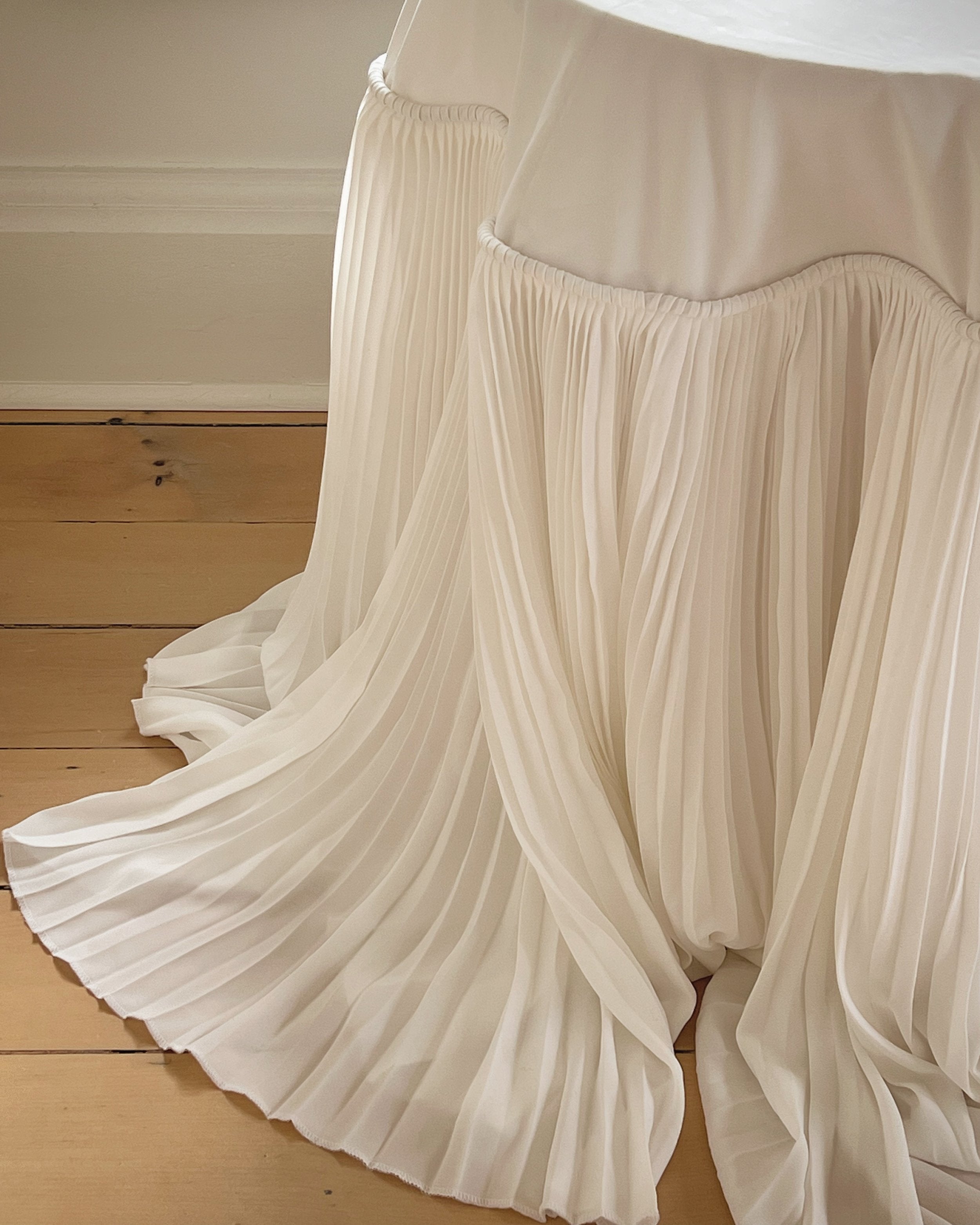 tablecloth with chiffon details 